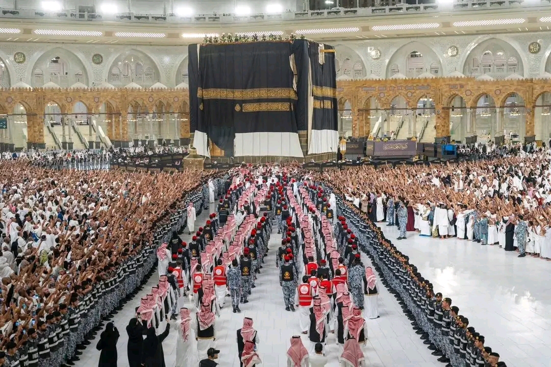  في رأس السنة الهجرية.. الكعبة المُشرفة تتزيّن بكسوة جديدة