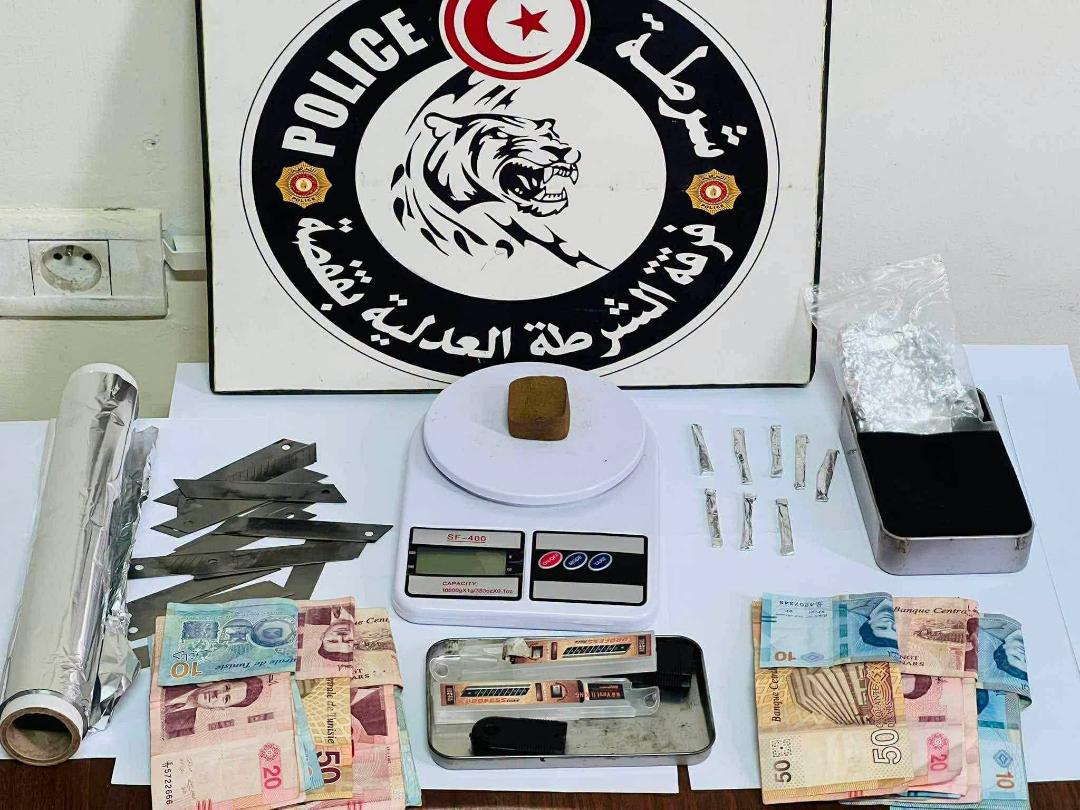 المظيلة/قفصة.. حجز مخدرات وصفيحة من مادة القنب الهندي وأموال بحوزة مفتش عنه