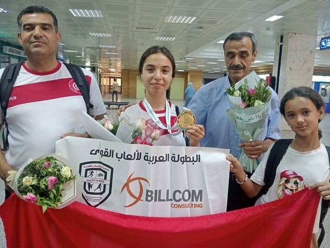 متوّجة بالذهب .. البطلة آمنة شوشان تصل مطار تونس قرطاج 