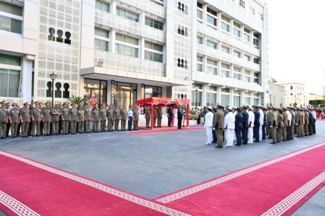 وزير الدفاع يشرف على تقليد شارات الرتب والاوسمة لثلة من العسكريين 