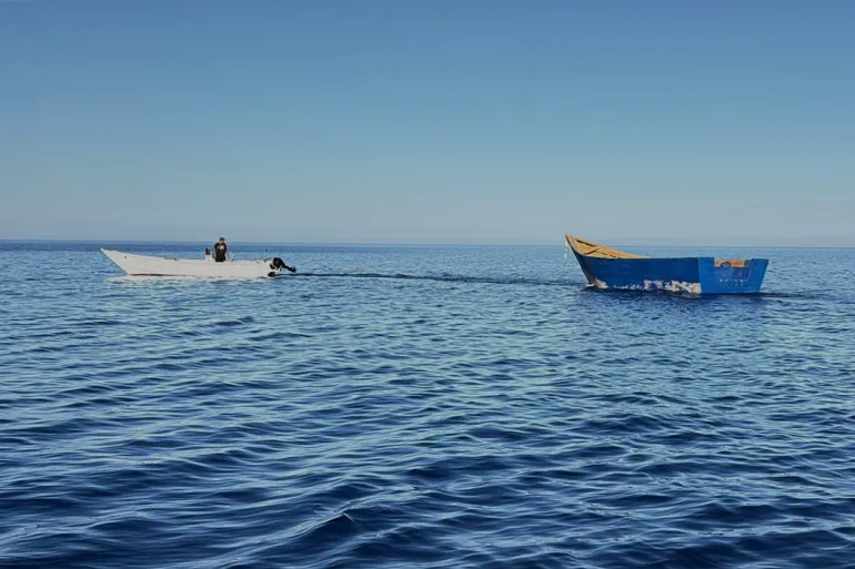 أب وابنه من غزة يسبحان 7 ساعات من تركيا إلى اليونان