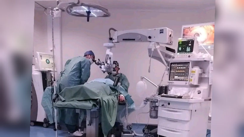 القصرين.. انجاز جديد في جراحة الشبكية بإجراء أول عملية مزدوجة لزرع القرنية 
