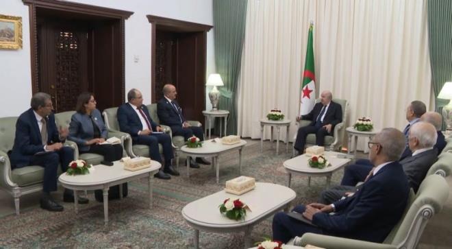 الرئيس الجزائري يستقبل وزير الشؤون الخارجية بمناسبة انعقاد اللجنة المشتركة الجزائرية التونسية