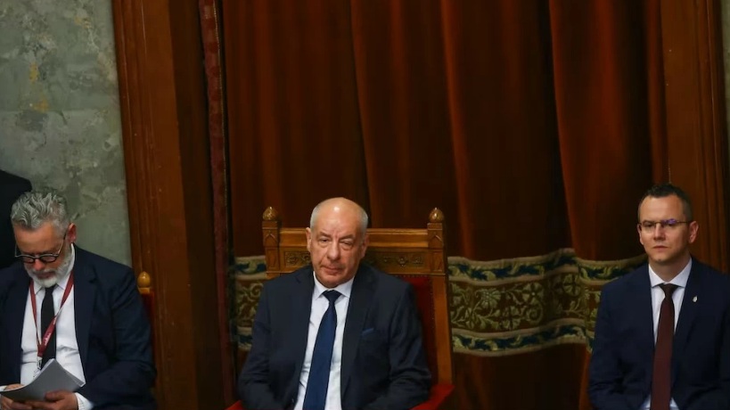 البرلمان المجري يقر تعديلات دستورية تمهد لعزل الرئيس