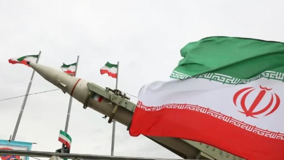 الحرس الثوري يعلن انفجار ناقلتي نفط في هرمز وواشنطن تواصل ضرباتها