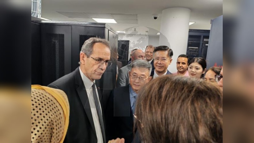 مع انطلاق مرحلته التجريبية بمركز الحساب الخوارزمي.. وزير التعليم العالي يشرف على تسلم الحاسوب فائق الأداء من السفير الصيني 