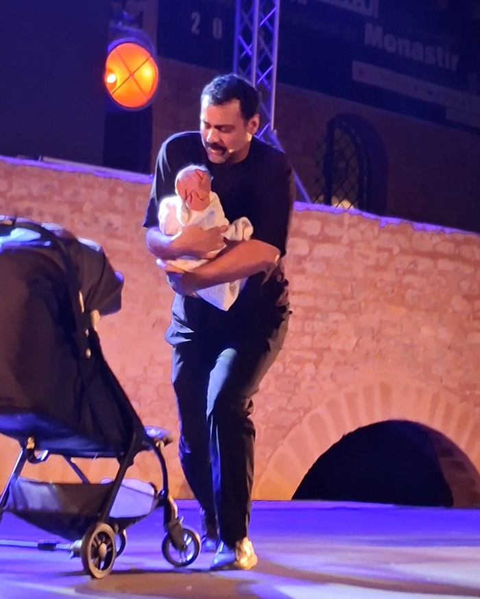 مهرجان المنستير.. بسام الحمراوي ينبش في كواليس الأسرة بمسرحية "بامبينو"