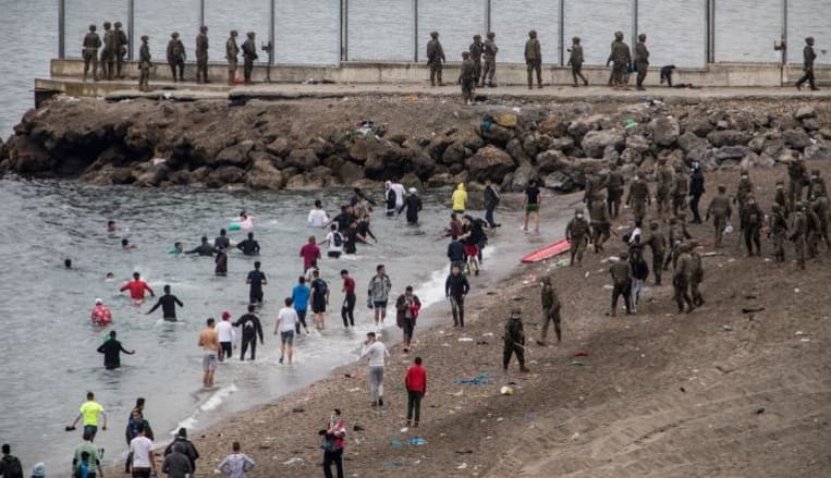 إسبانيا: نحو 49 ألف مهاجر دخلوا إلى سبتة في الساعات 24 الماضية