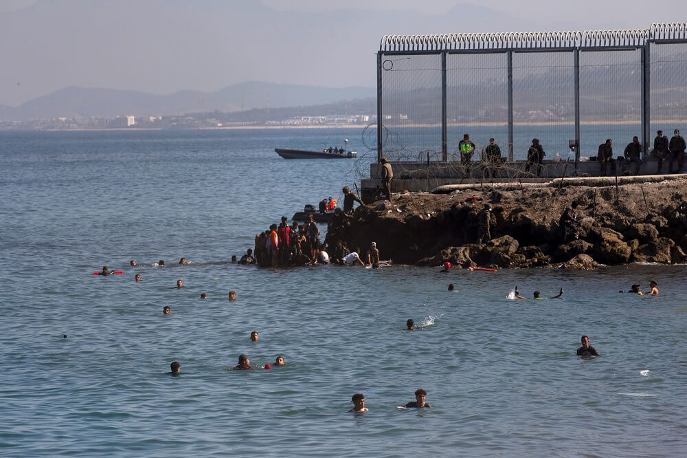 المغرب: اندفاع المهاجرين إلى سبتة سببه معلومات مضللة وشبكات الاتجار بالبشر