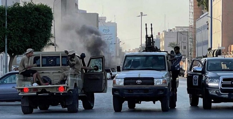 اشتباكات بين مجموعات مسلحة في ليبيا تتسبب في إغلاق الطريق بين طرابلس وتونس