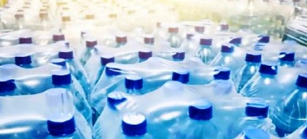 المياه المعلبة «نادرة» في ذروة الصيف..   شكاوى من الاحتكار.. ومطالبة بمراقبة مسالك التوزيع   