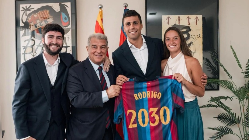 برشلونة يعلن التعاقد مع رودري 