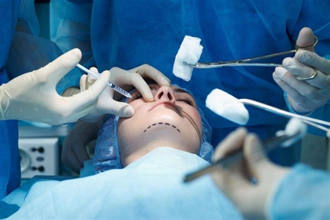 عمادة الاطباء تُحذّر: إجراء الحقن والأعمال الطبية التجميلية من قبل أشخاص غير مُؤهلين مُمارسة غير قانونية للطب