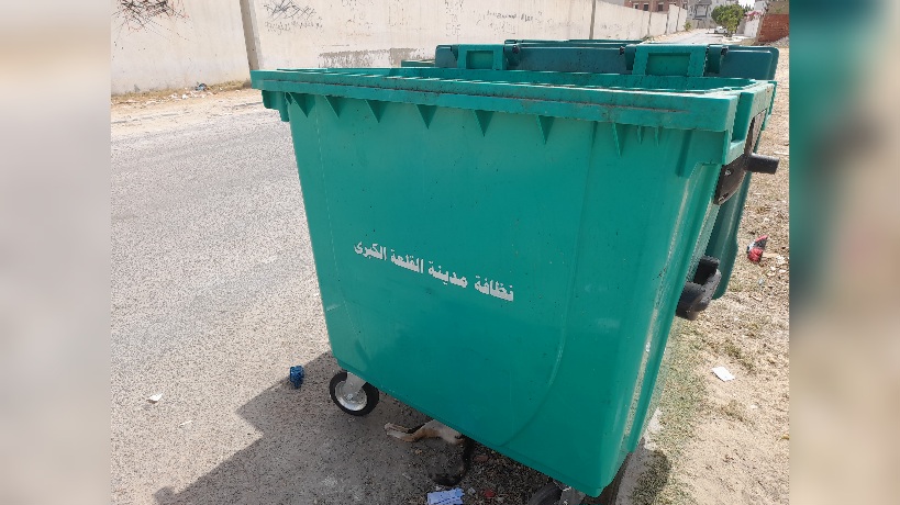 بلدية القلعة الكبرى تقني حاويات نظافة جديدة 