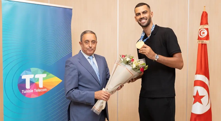 اتصالات تونس تكرّم البطل الأولمبي وشريكها الرياضي فراس القطوسي