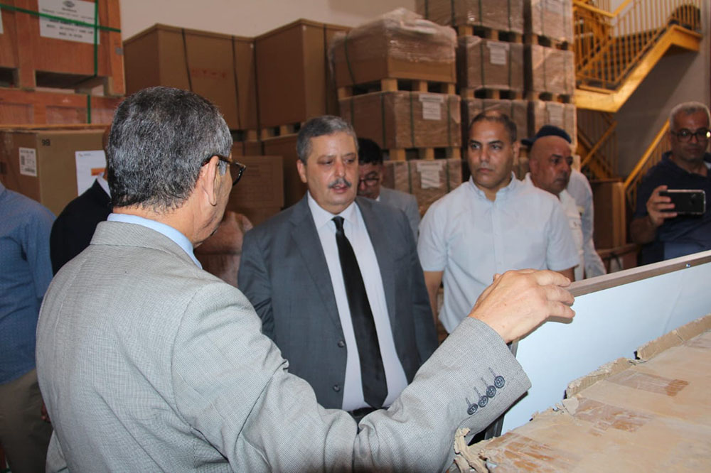 🔴وزير التربية يشرف على عملية توزيع التجهيزات والأثاث المدرسي  بالمستودع المركزي للوزارة بـمقرين