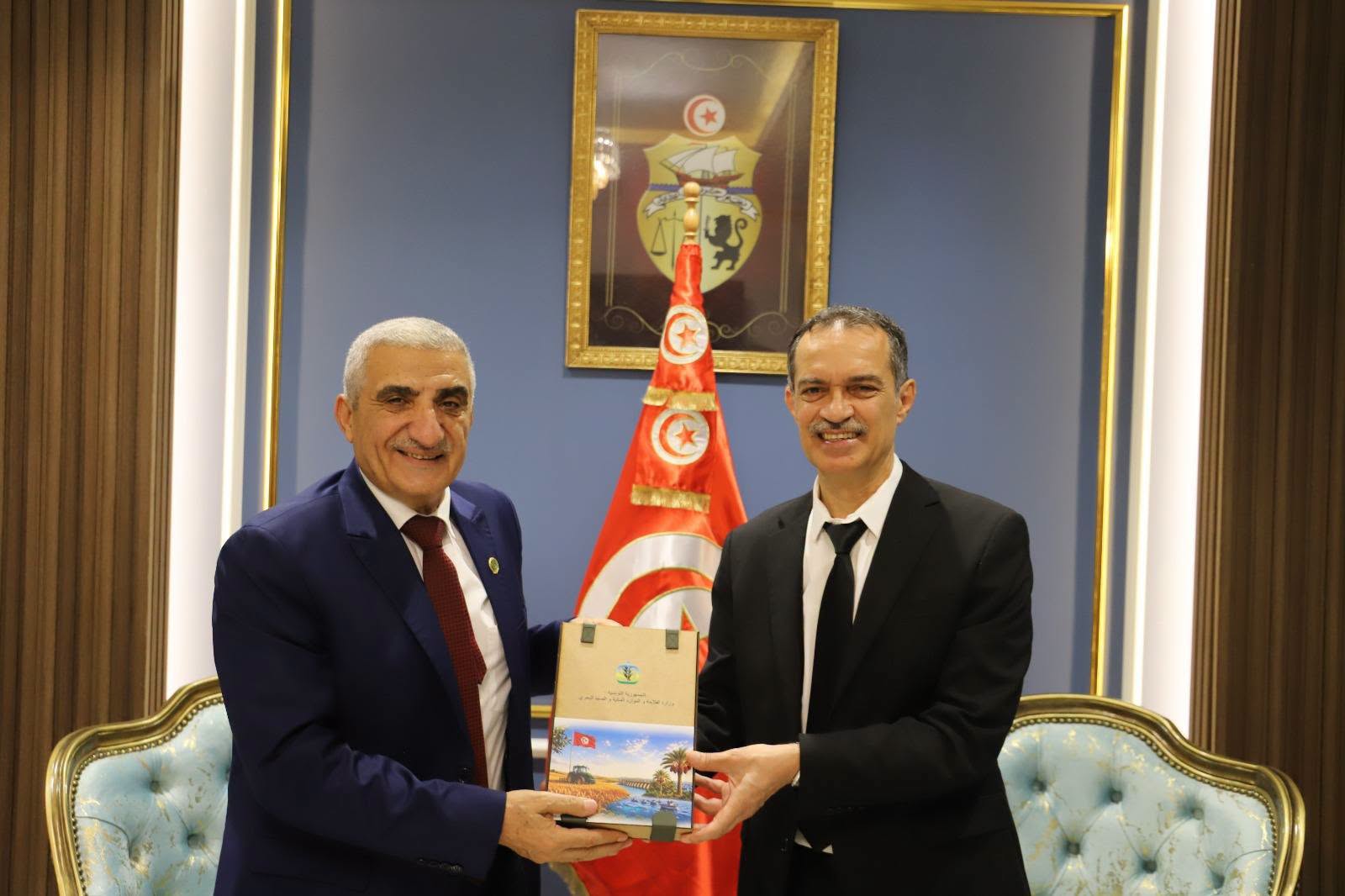 في لقاء وزير الفلاحة بوفد من "أكساد":   تعزيز الشراكة وتوسيع التعاون الفني والبحثي بين تونس والمنظمة لمواجهة أزمة الأراضي القاحلة والتصحّر      