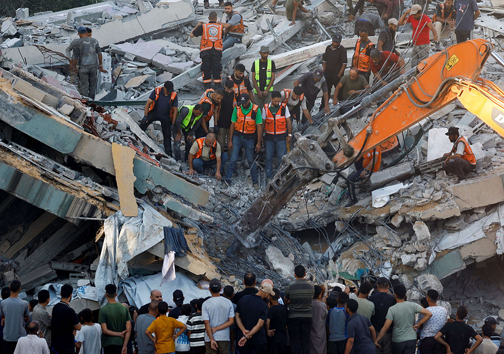 انهيار مبنى في غزة يؤوي نازحين.. شهداء وجرحى ومفقودين بالعشرات