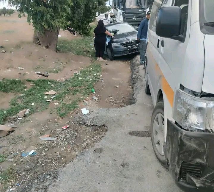 العالية.. إصابات اثر اصطدام شاحنة بعدد من العربات