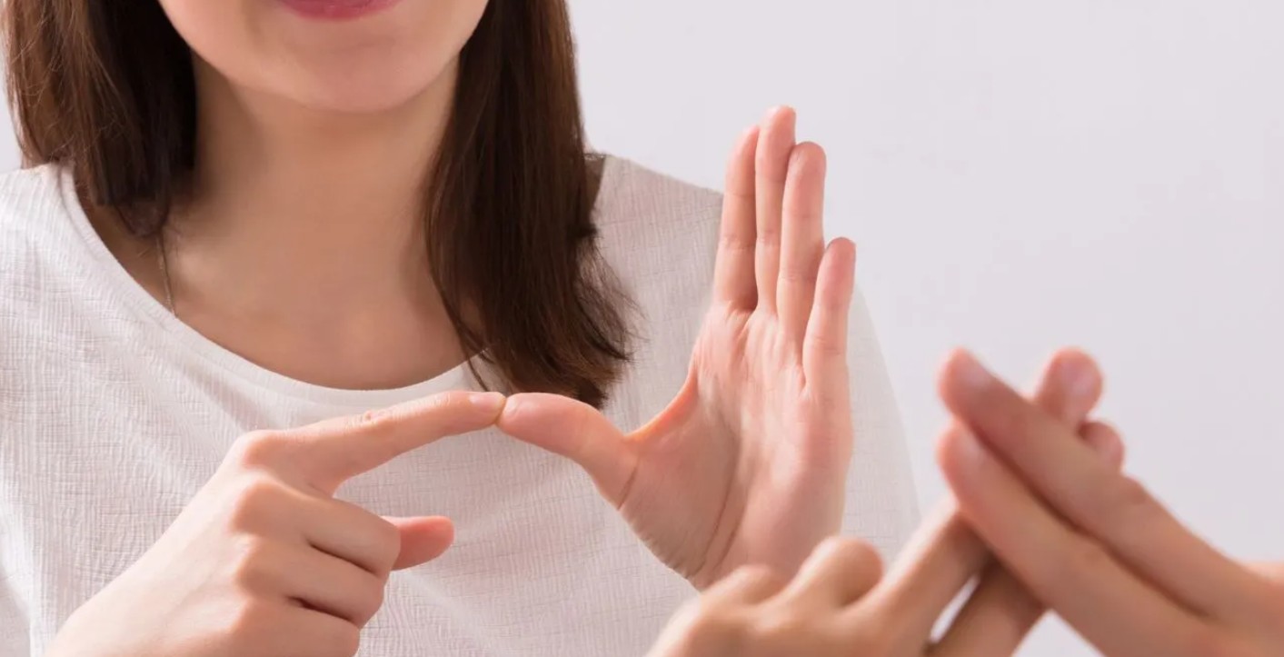 اليوم العالمي للغة الإشارة.. "عالم واحد، إنسانية مشتركة"