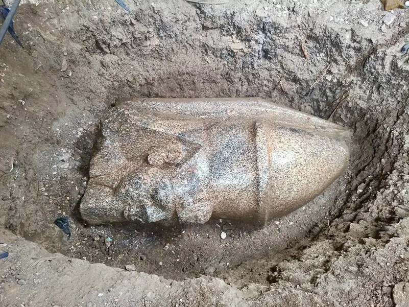 عثور فلاح مصري على حجر قاد لاكتشاف كنز أثري كبير