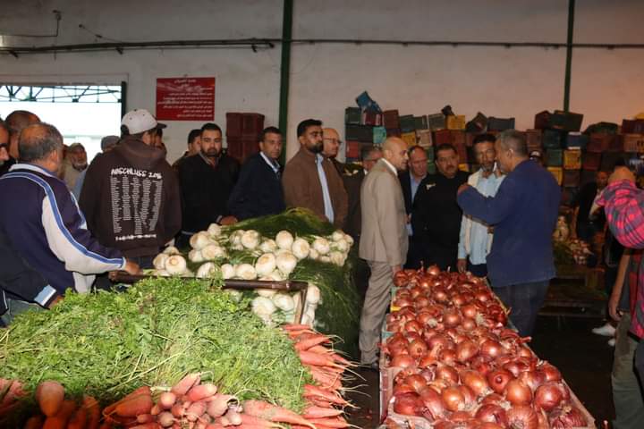 القيروان..الوالي يعاين وضعية التزويد بالخضر والغلال في سوق الجملة 1 FB_IMG_1731066934098.jpg