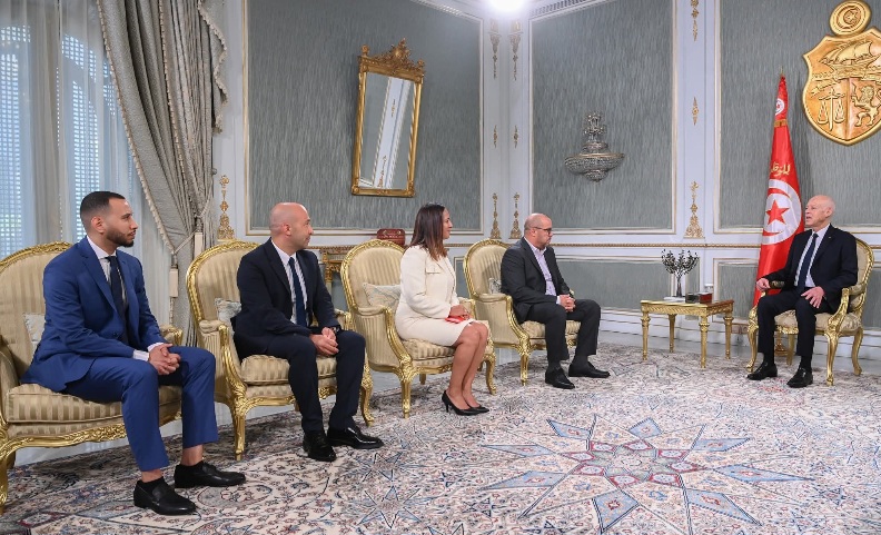 لدى استقباله مواطنين تونسيين مقيمين بسويسرا..  رئيس الجمهوريّة يؤكد على دور التونسيّين بالخارج في معاضدة مجهودات الدّولة في كافة المجالات