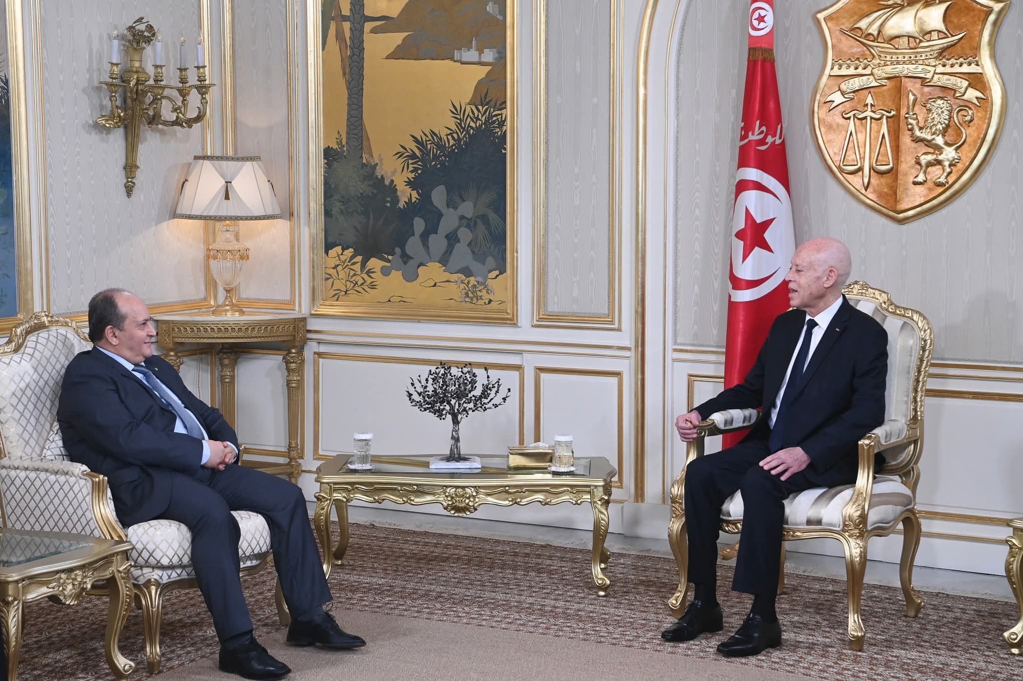 خلال لقائه بالوزير الأوّل الجزائريّ: رئيس الجمهورية يؤكد على تميّز العلاقات التونسية الجزائرية وعراقة التعاون بين البلدين