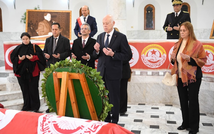 رئيس الجمهورية يتوجه إلى ضريح الشّهيد فرحات حشاد ويلتقي بعدد من المواطنين ويستمع إلى مشاغلهم