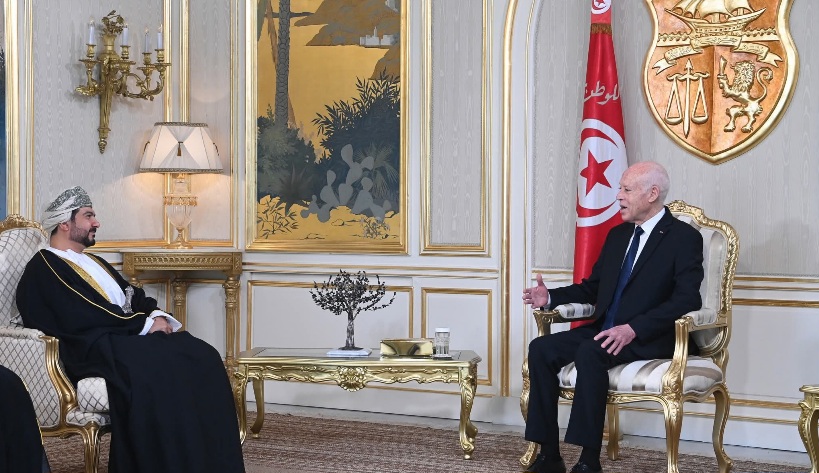 مشيدا بمستوى التعاون القائم بين البلدين..  رئيس الجمهوريّة يستقبل وزير التجارة والصناعة وترويج الاستثمار بسلطنة عُمان