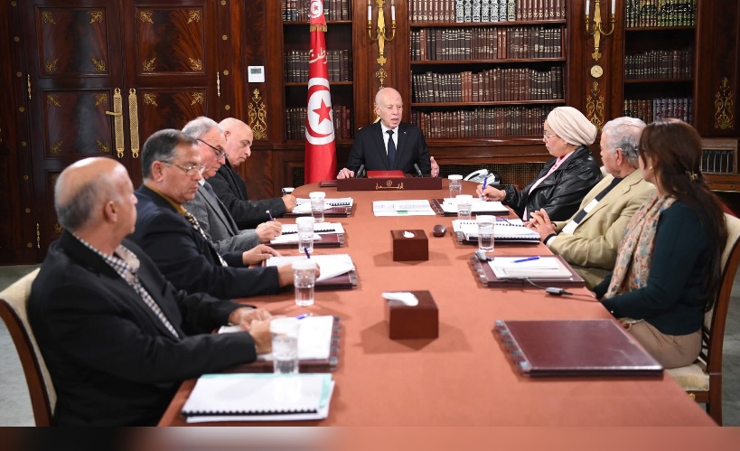 رئيس الجمهورية يتسلّم التقرير النهائي لفريق العمل المكلّف بإيجاد حلول عاجلة للوضع البيئي في قابس