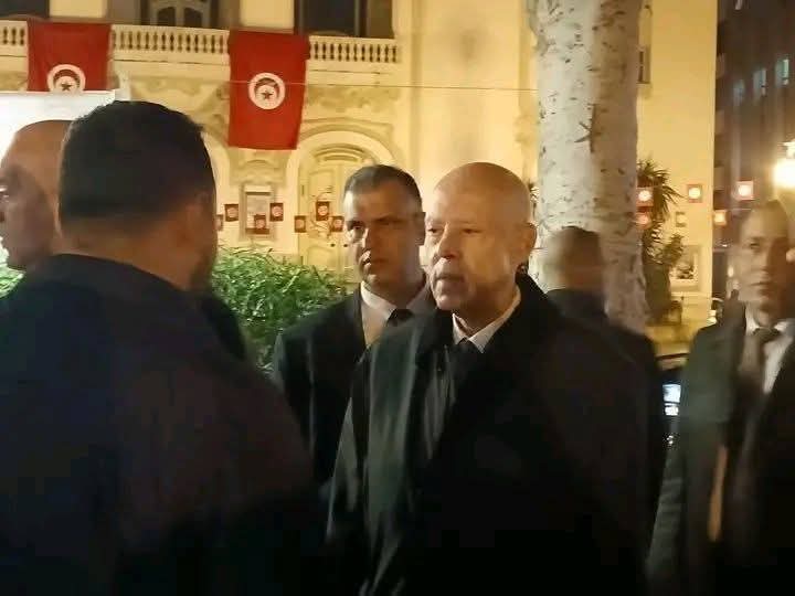 رئيس الجمهورية  قيس سعيد في شارع الحبيب بورقيبة بالعاصمة فجر يوم الاحتفال بعيد الثورة