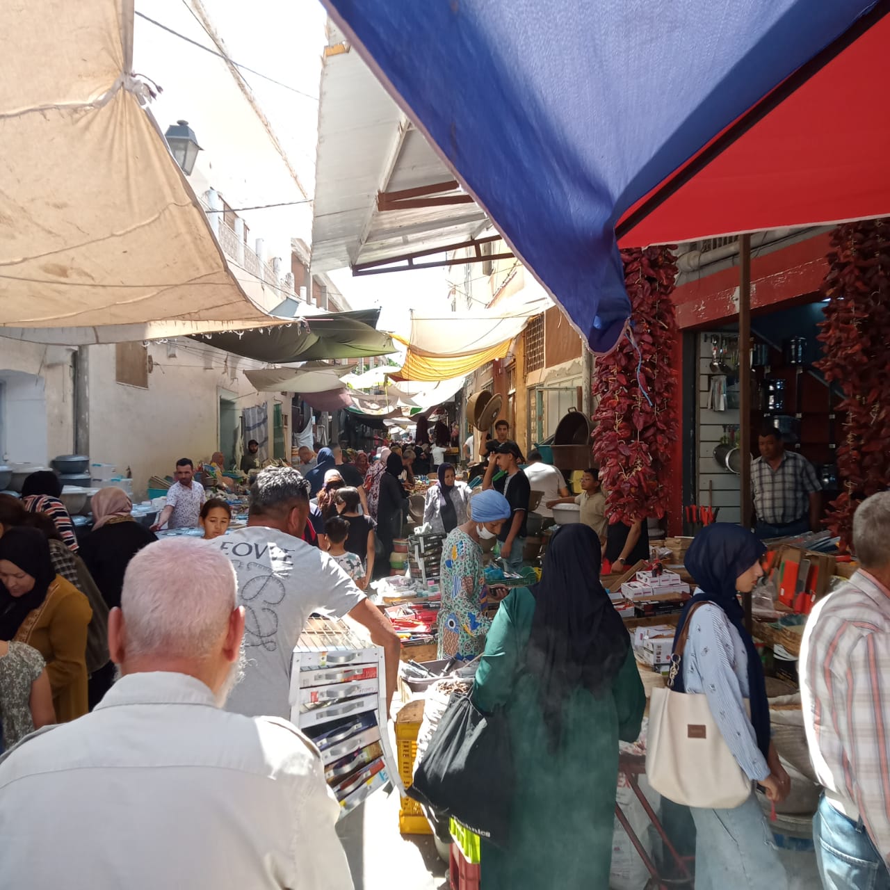  القيروان تعيش على وقع العيد.. روائح الخبز والبخور وزحمة الأسواق تعلن اقتراب المناسبة