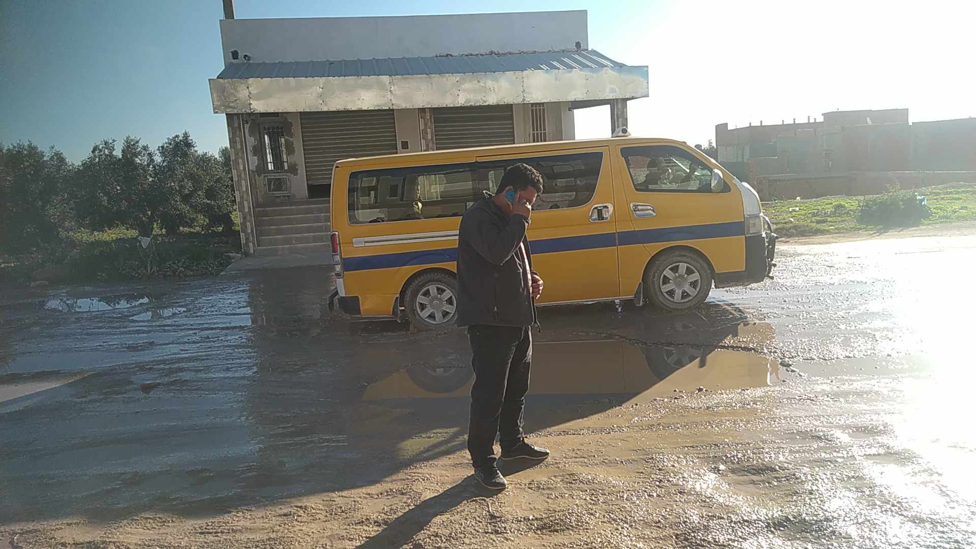 صور/ بسبب رداءة الطريق..اهالي منطقة جبل الحداد بقربة يحتجون 2 received_753308106659576.jpeg