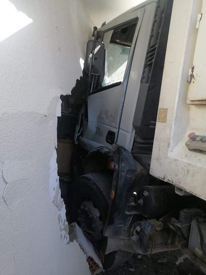 المنستير.. شاحنة تصطدم بجدار وتخلّف أضرارا 1 received_872551760384067.jpeg