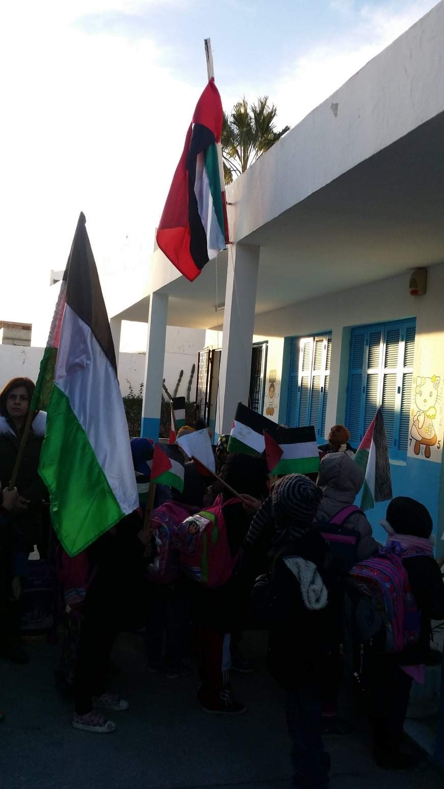 رفع العلم الفلسطيني بمدرسة ابو القاسم الشابي